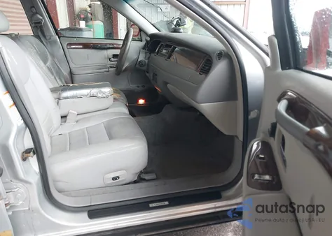 2002 Lincoln Town Car Executive from USA, damaged, VIN 1LNHM81W42Y608998